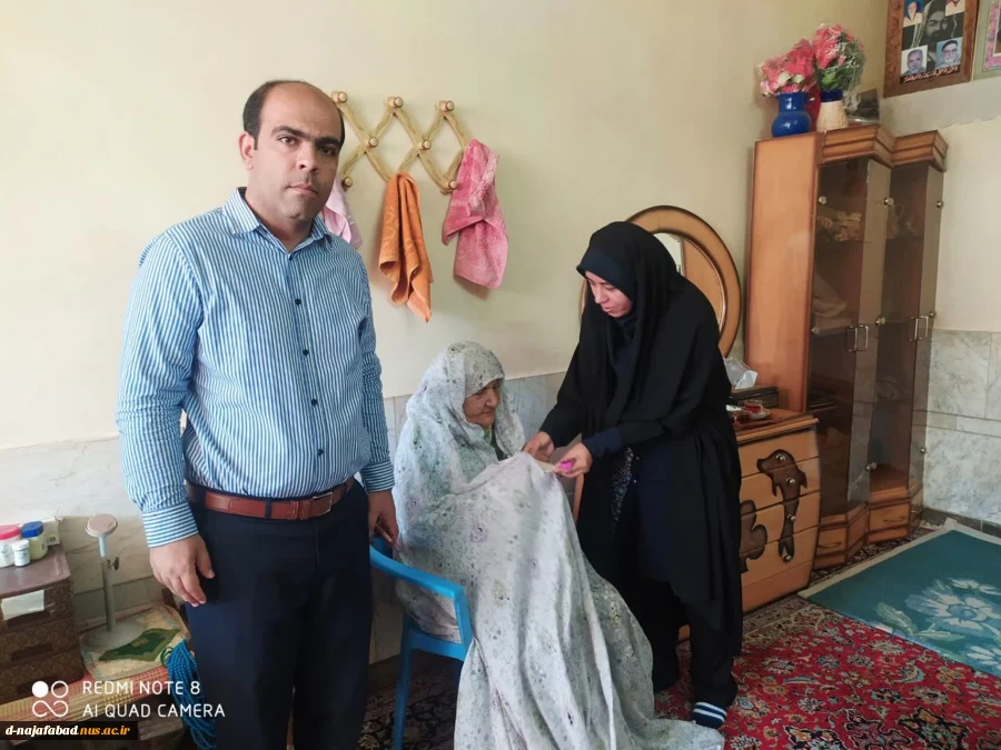بمناسبت هفته دفاع مقدس نماینده بنیاد شهید شهرستان وهمراهان با چهار خانواده معظم شهدای هشت سال دفاع مقدس دیدارکردند. 7