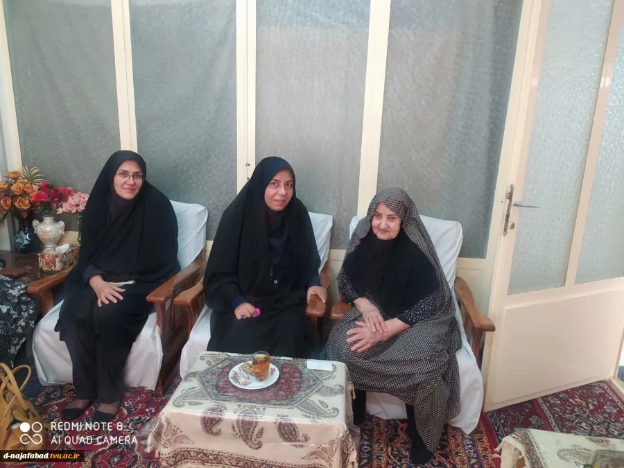 بمناسبت هفته دفاع مقدس نماینده بنیاد شهید شهرستان وهمراهان با چهار خانواده معظم شهدای هشت سال دفاع مقدس دیدارکردند. 3