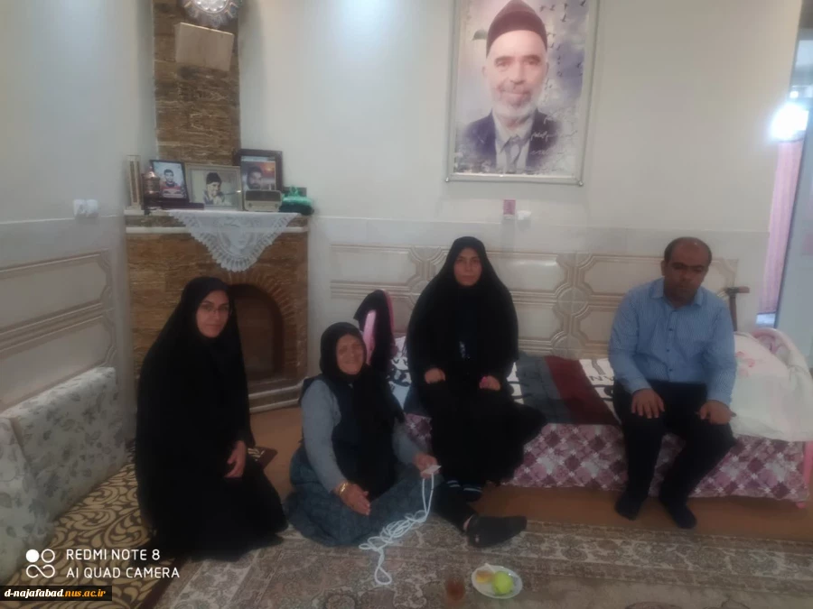 بمناسبت هفته دفاع مقدس نماینده بنیاد شهید شهرستان وهمراهان با چهار خانواده معظم شهدای هشت سال دفاع مقدس دیدارکردند. 4