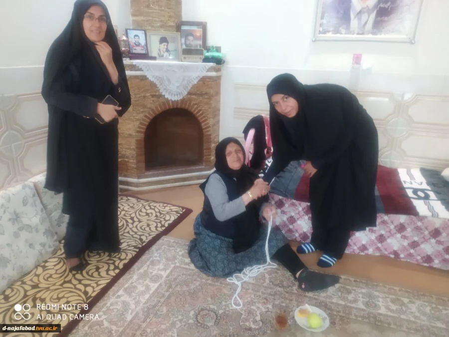 بمناسبت هفته دفاع مقدس نماینده بنیاد شهید شهرستان وهمراهان با چهار خانواده معظم شهدای هشت سال دفاع مقدس دیدارکردند. 5