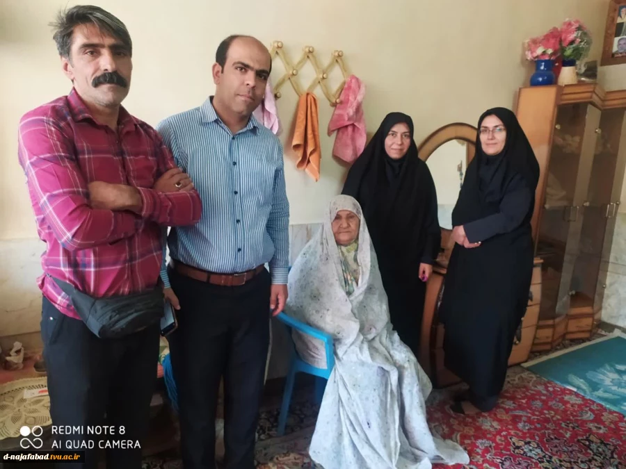 بمناسبت هفته دفاع مقدس نماینده بنیاد شهید شهرستان وهمراهان با چهار خانواده معظم شهدای هشت سال دفاع مقدس دیدارکردند. 8