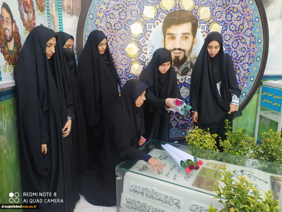 بمناسبت هفته دفاع مقدس مراسم غبار روبی و عطر افشانی مزارشهید محسن حججی و شهدای دفاع مقدس برگزار شد  3