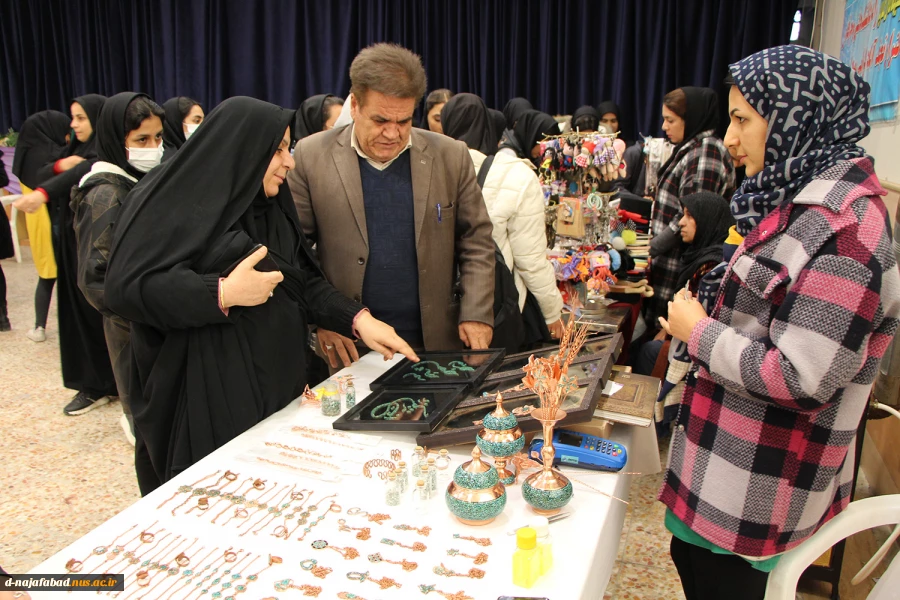 بازدید از نمایشگاه وبازارچه دانشجویی ومشاغل خانگی در هفته پژوهش 1402 آموزشکده دختران نجف آباد  8