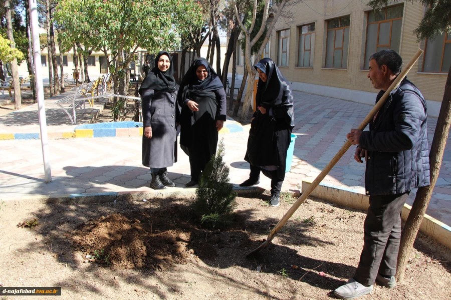 آیین روز درختکاری و کاشت نهال درمحوطه آموزشکده دختران نجف آباد  برگزار شد 6
