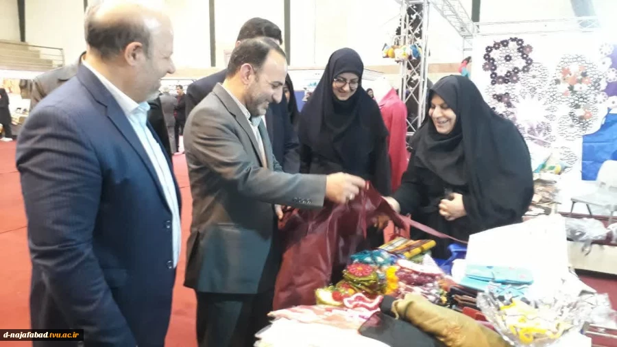حضور آموزشکده دختران نجف آباد در هفتمین بازارچه معاون فرهنگی و اجتماعی وزارت علوم و هیئت همراه از غرفه های آموزشکده دختران نجف آباد در هفتمین بازارچه دانشجویی نمایشگاه تهران  بازدید کردندنمایشگاه و فروشگاه توانمندی‌ها  تهران  3