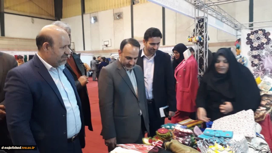 حضور آموزشکده دختران نجف آباد در هفتمین بازارچه معاون فرهنگی و اجتماعی وزارت علوم و هیئت همراه از غرفه های آموزشکده دختران نجف آباد در هفتمین بازارچه دانشجویی نمایشگاه تهران  بازدید کردندنمایشگاه و فروشگاه توانمندی‌ها  تهران  4