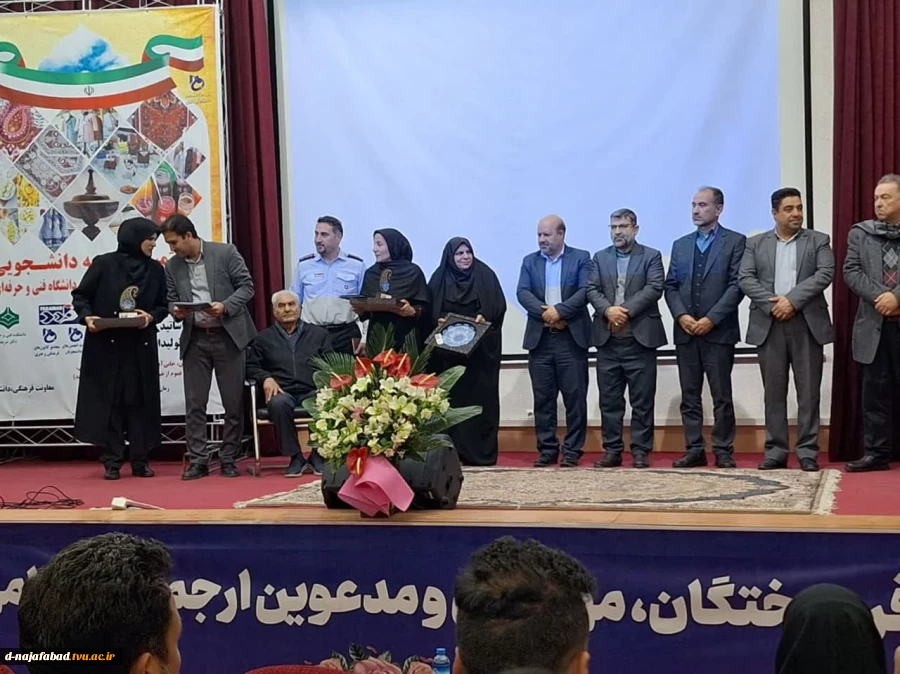 کسب عنوان غرفه برتر آموزشکده دختران نجف آباد در هفتمین بازارچه دانشجویی نمایشگاه و فروشگاه توانمندی‌ها  تهران  5