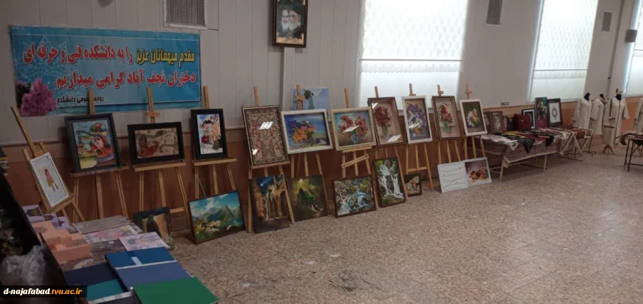 برپایی نمایشگاه و بازارچه مشاغل خانگی به مناسبت هفته مشاغل در آموزشکده دختران نجف آباد 
 2