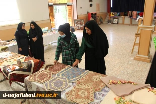 بازدید دانش آموزان هنرستان فنی وحرفه ای و کارودانش شهرستان ازنمایشگاه برپا شده هفته مشاغل در آموزشکده دختران نجف آباد 
 3