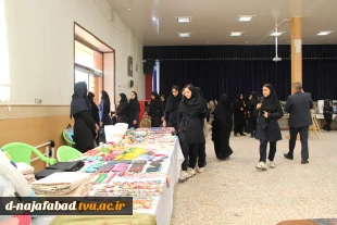 بازدید دانش آموزان هنرستان فنی وحرفه ای و کارودانش شهرستان ازنمایشگاه برپا شده هفته مشاغل در آموزشکده دختران نجف آباد 
 4