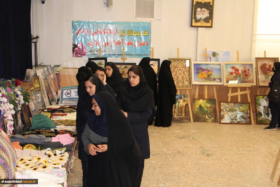 بازدید دانش آموزان هنرستان فنی وحرفه ای و کارودانش شهرستان ازنمایشگاه برپا شده هفته مشاغل در آموزشکده دختران نجف آباد 
 7