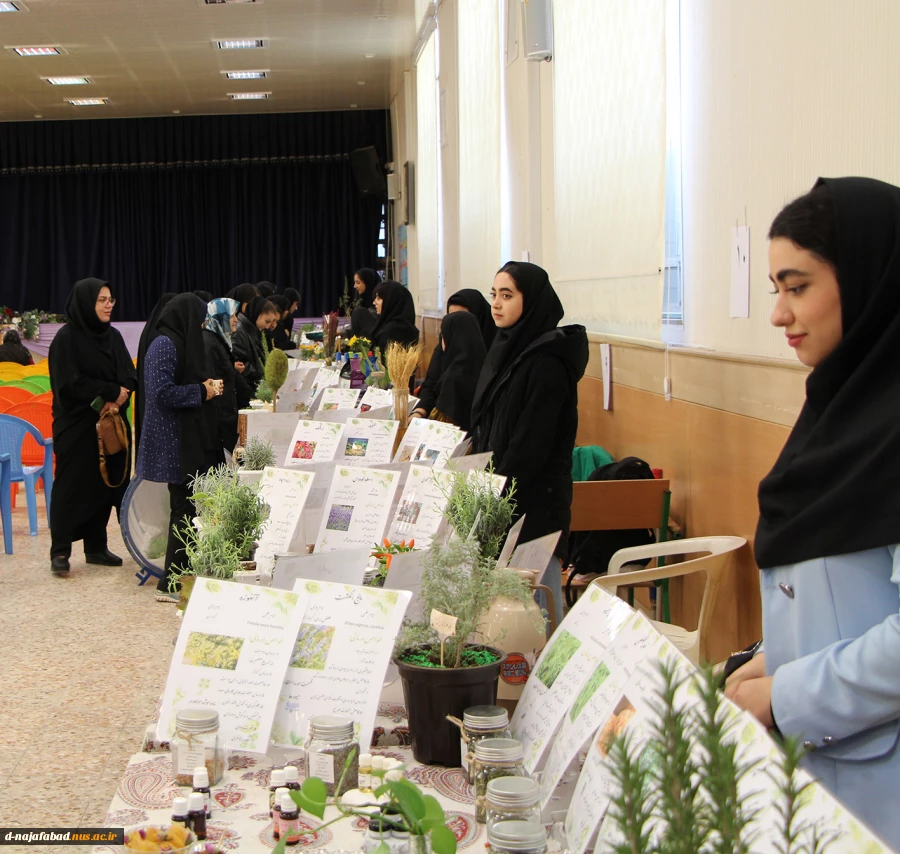 بازدید دانش آموزان هنرستان کارودانش شهیدان کمالی یزدانشهر از نمایشگاه گیاهان دارویی آموزشکده ملی مهارت دختران نجف آباد   5