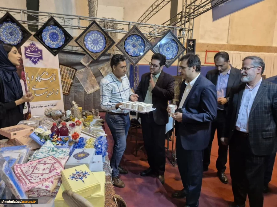 بازدید معاون فرهنگی وزیر علوم، دکتر وحیر شالچی و هیئت همرا ه از غرفه آموزشکده ملی دختران نجف آباد  4