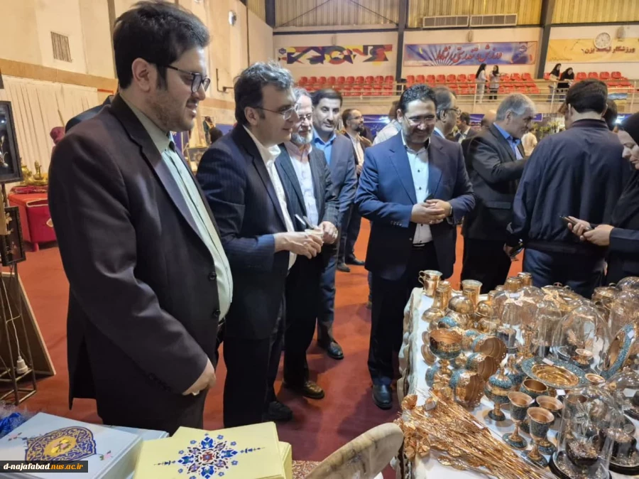 بازدید معاون فرهنگی وزیر علوم، دکتر وحیر شالچی و هیئت همرا ه از غرفه آموزشکده ملی دختران نجف آباد  6