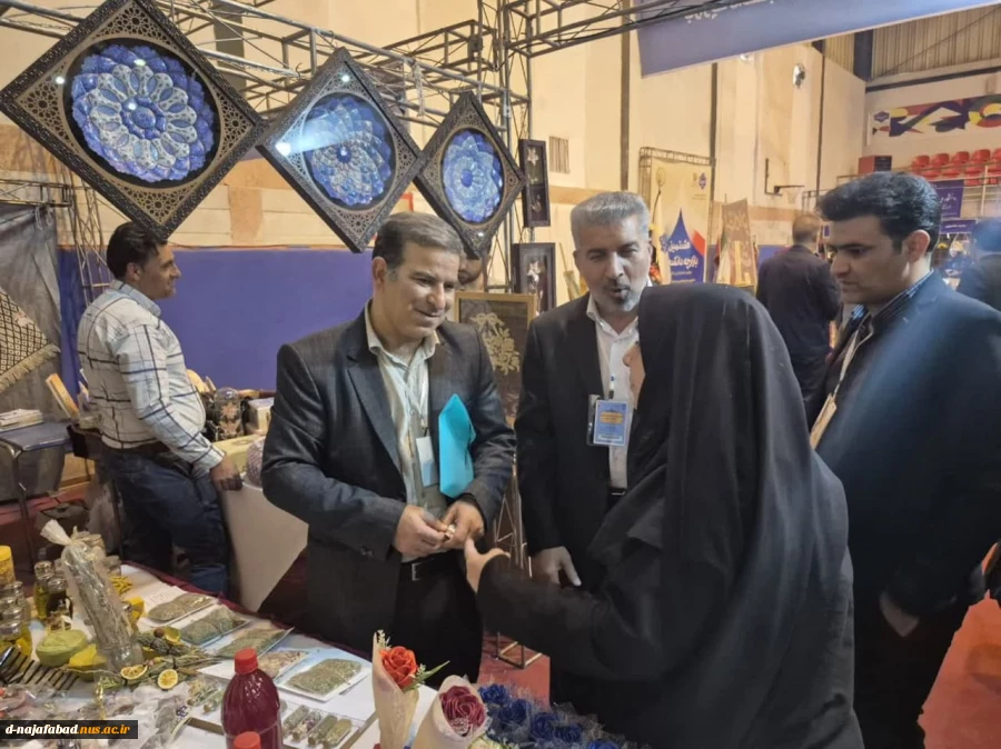 بازدید ریاست دانشگاه ملی مهارت استان اصفهان از غرفه آموزشکده دختران نجف آباد در هشتمین بازارچه دانشجویی دانشگاه ملی مهارت  در دانشکده دکترشریعتی تهران 3