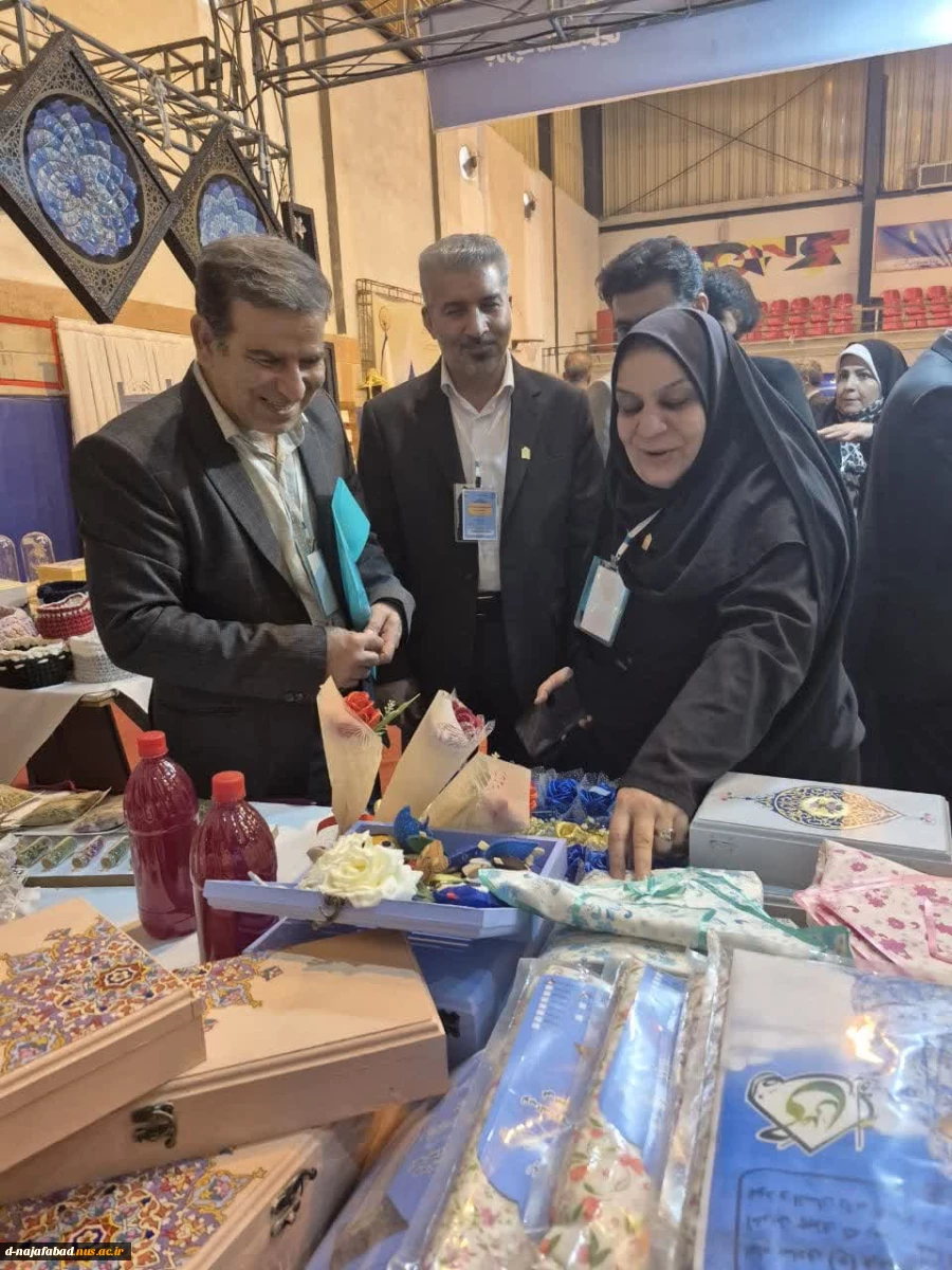بازدید ریاست دانشگاه ملی مهارت استان اصفهان از غرفه آموزشکده دختران نجف آباد در هشتمین بازارچه دانشجویی دانشگاه ملی مهارت  در دانشکده دکترشریعتی تهران 6