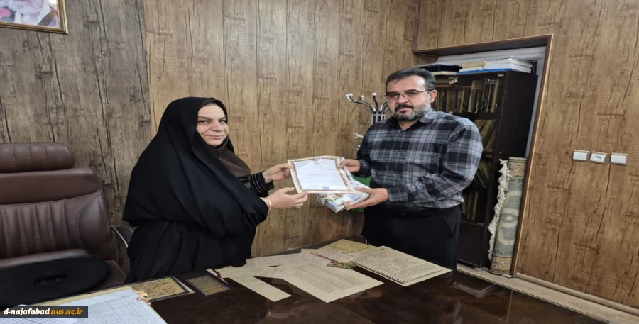 تجلیل از مسئول دفتر حوزه ریاست و روابط عمومی آموزشکده ملی مهارت دختران نجف آباد بمناسبت روز جهانی ارتباطات  2