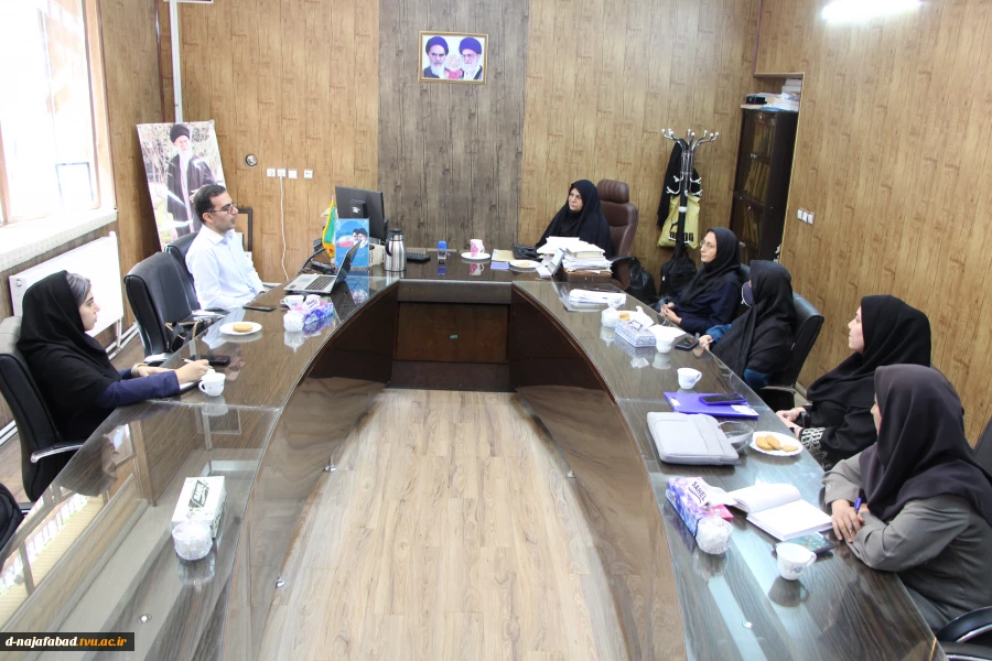 نشست صمیمی ریاست وهمکاران با مدیر عامل شرکت زیست بوم هشت بهشت اصفهان برگزار شد 3
