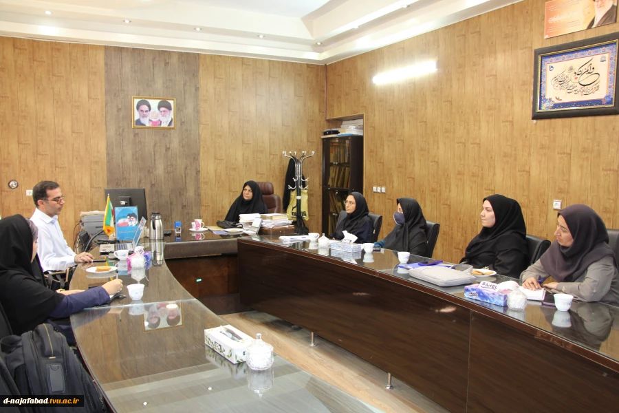 نشست صمیمی ریاست وهمکاران با مدیر عامل شرکت زیست بوم هشت بهشت اصفهان برگزار شد 4