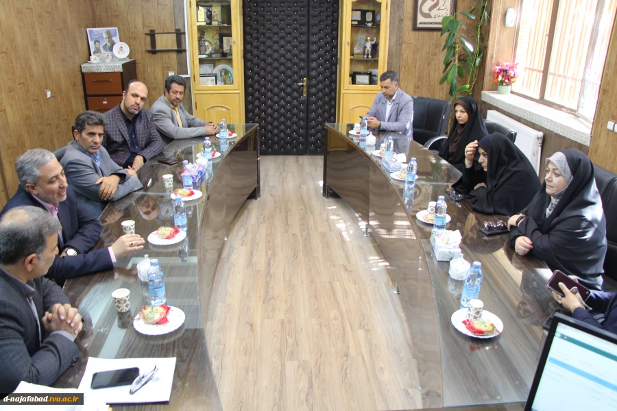 فرماندارویژه شهرستان با ریاست دانشگاه ملی مهارت استان وهیات همراه با ریاست آموزشکده دختران نجف آباد دیدار وگفتگو نمودند  3