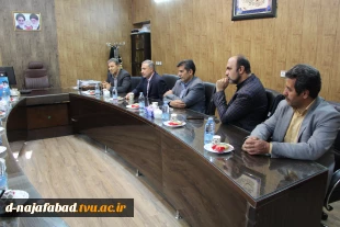 فرماندارویژه شهرستان با ریاست دانشگاه ملی مهارت استان وهیات همراه با ریاست آموزشکده دختران نجف آباد دیدار وگفتگو نمودند  5