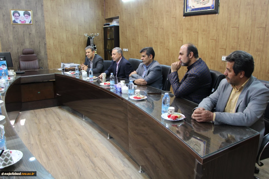 فرماندارویژه شهرستان با ریاست دانشگاه ملی مهارت استان وهیات همراه با ریاست آموزشکده دختران نجف آباد دیدار وگفتگو نمودند  5