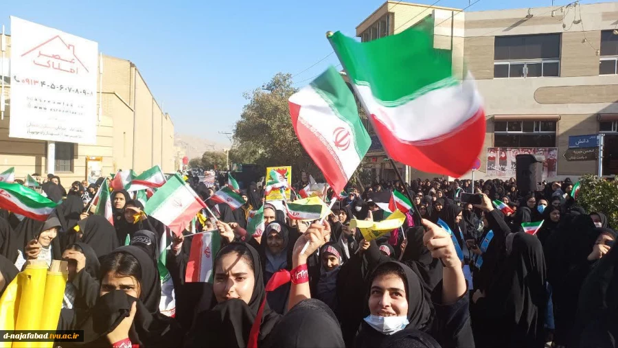 حضور ریاست،همکاران ،اساتیدو دانشجویان آموزشکده ملی مهارت دختران نجف آباد در مراسم یوم الله سیزده آبان 1404 7