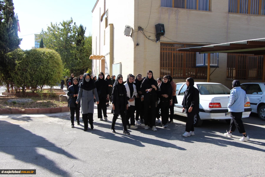 بازدید علمی دانش‌آموزان هنرستان کاردانش فدک سمیرم از آموزشکده ملی مهارت دختران نجف‌آباد «سمیه» 5