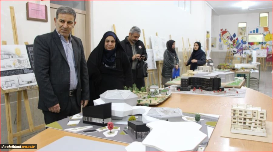 بازدید ریاست دانشگاه ملی مهارت استان اصفهان از نمایشگاه دست‌ساخته‌های دانشجویان رشته‌های کامپیوتر و معماری 5