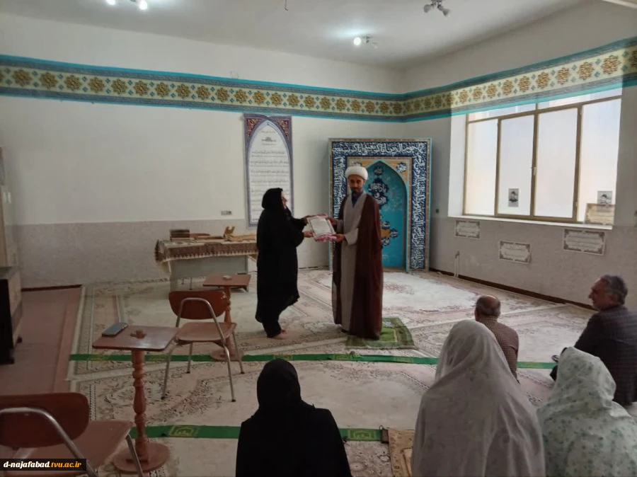 تجلیل از امام جماعت آمورزشکده دختران نجف آباد در هفته بزرگداشت مقام معلم 4