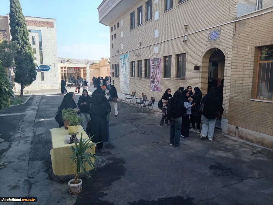 آیین پرچم گردانی واستقبال از دانشجویان بمناسبت بازگشایی دانشگاه ها در آموزشکده دختران نجف آباد برگزار شد  5